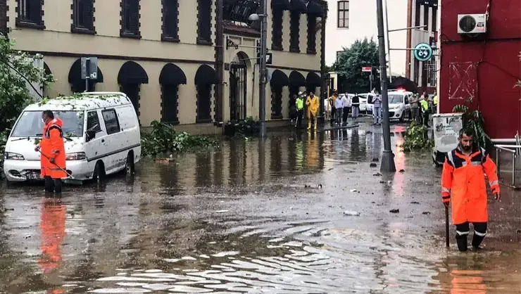 İstanbul'da Sel Sonrası Temizlik Ve Onarım Çalışmaları Başlatıldı