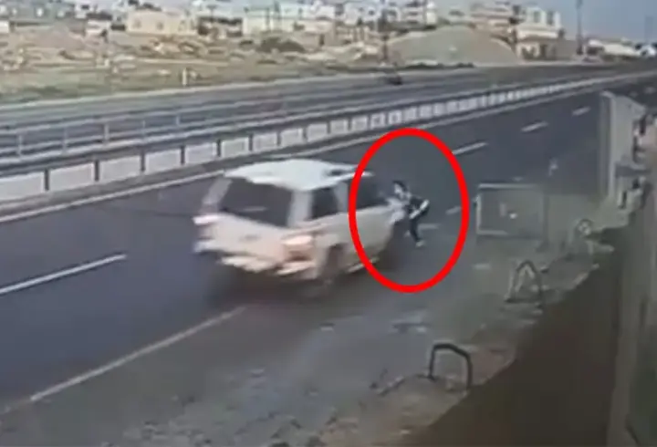 Dur ihtarına uymadı, yola kapan atan polise böyle çarptı!