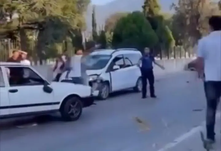Trafik kazasının ardından tartıştığı 5 kişilik aileyi bıçakladı