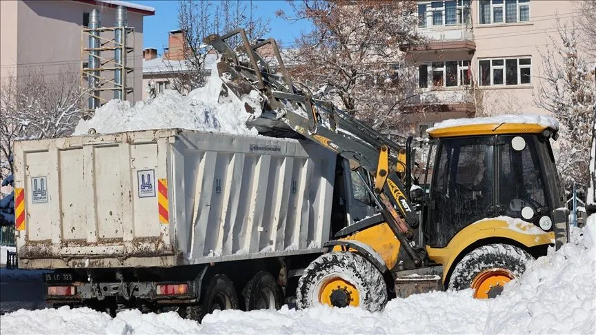 Erzurum Büyükşehir Belediyesinin "kar timleri" mücadeleye başladı