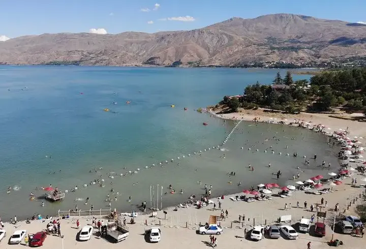 Hazar Gölü'nde yüzerken kalp krizi geçirip hayatını kaybetti