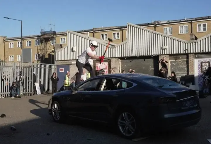 İngiltere'de 'Elon Musk' protestosu: Bir grup Tesla marka aracı balyozla parçaladı
