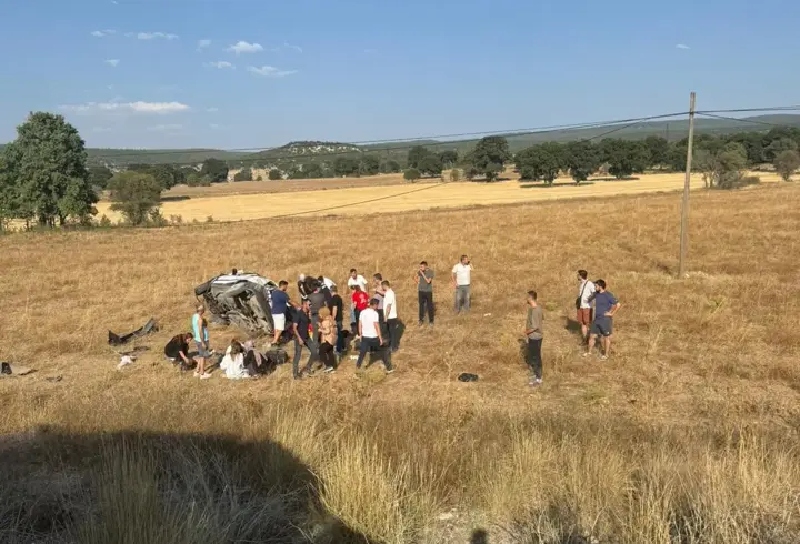 Otomobil tarlaya düştü: 1 ölü, 5 yaralı 