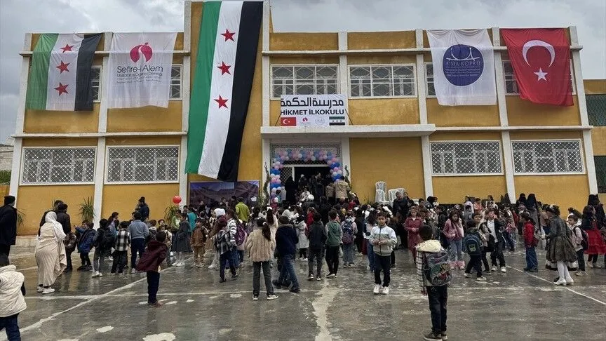 İdlib'te savaşta zarar gören okulda Türkiye'nin desteğiyle yeniden eğitim başladı