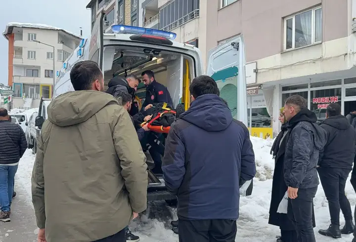 Çatıdan düşen kar kütlesi üzerine düştü: O anlar kamerada!