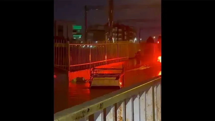 İzmir'de suyla dolan alt geçitte kamyonette mahsur kalan sürücü öldü