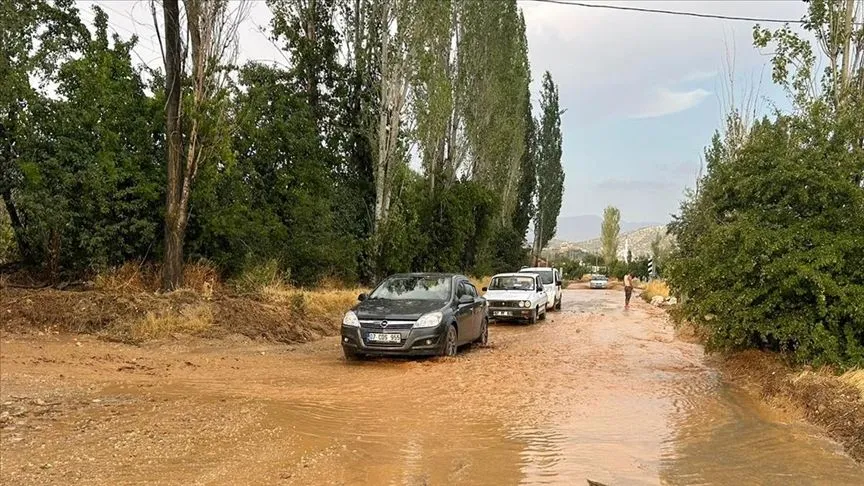 Antalya'nın Elmalı ilçesinde sağanak, dolu ve hortum etkili oldu