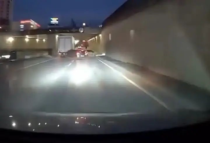 Makas atan sürücü başka araca çarptı; kaza anı kamerada