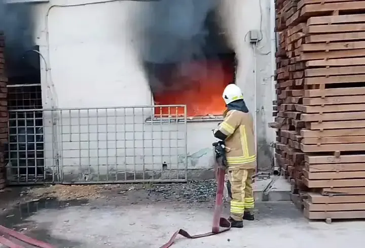 Kereste deposundaki yangını söndürmeye çalışırken yaralandı