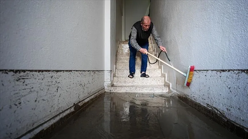 İzmir'de yağmur nedeniyle su basan ev ve iş yerlerinde temizlik yapılıyor
