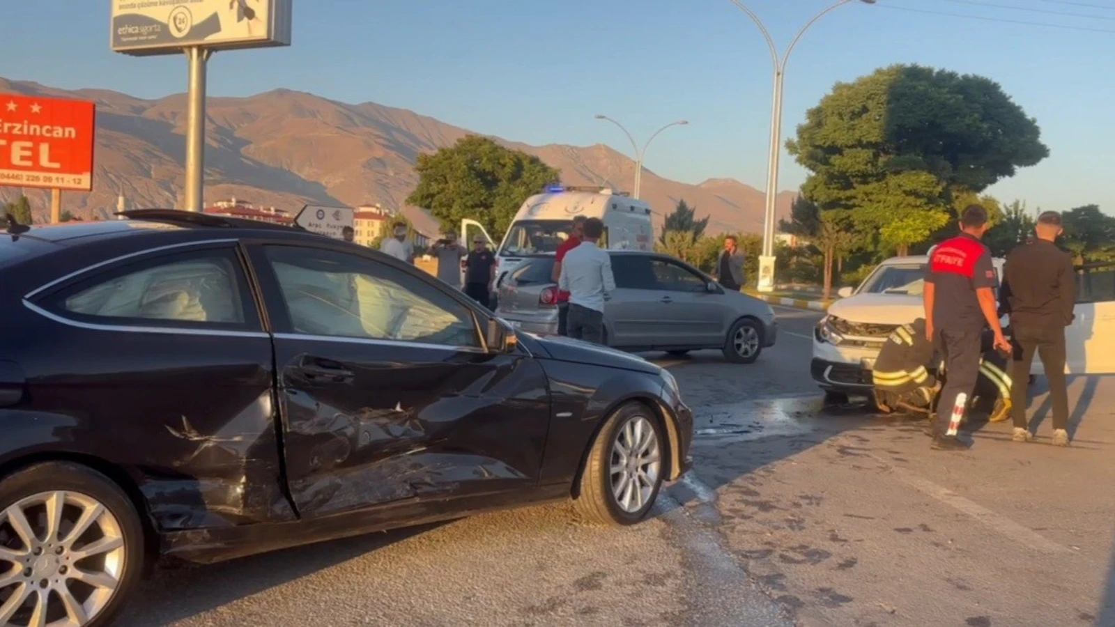 Erzincan’da iki otomobil çarpıştı: 2 yaralı