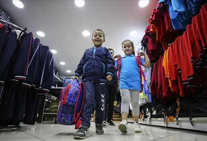 Okul kıyafeti alışverişi yeni dönemle canlandı