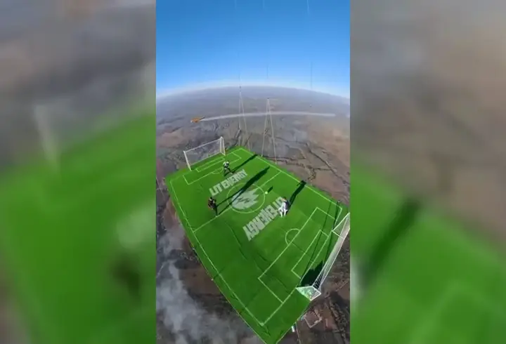 Sıcak hava balonunda futbol: 1800 metrede oynadılar