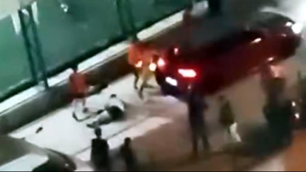 Halı sahada kanlı kavga: Önce bıçakladılar sonra ezmeye çalıştılar