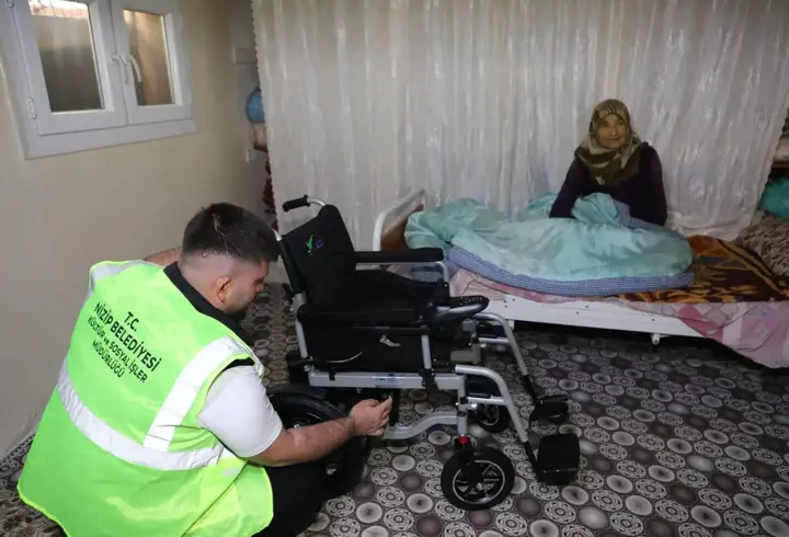 Bedensel engelli vatandaşın akülü sandalye isteği yerine getirildi