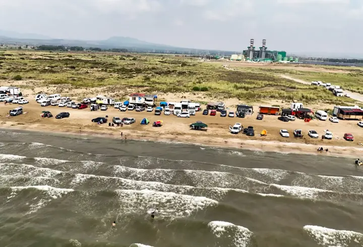 Hatay’da tatilciler araçlarıyla kumsala inip denizin tadını çıkarıyor