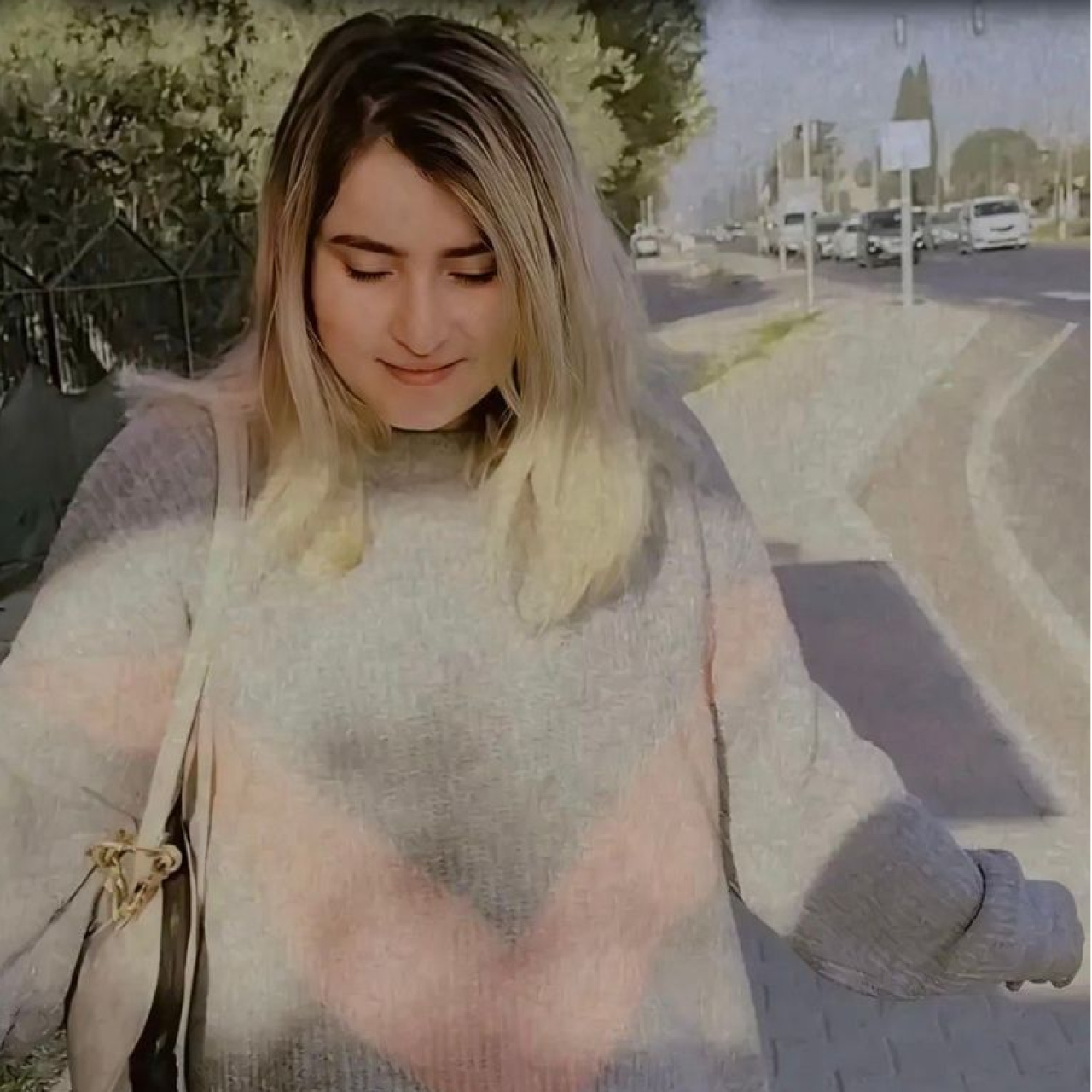 Genç kadın yolun karşısına geçecekti!