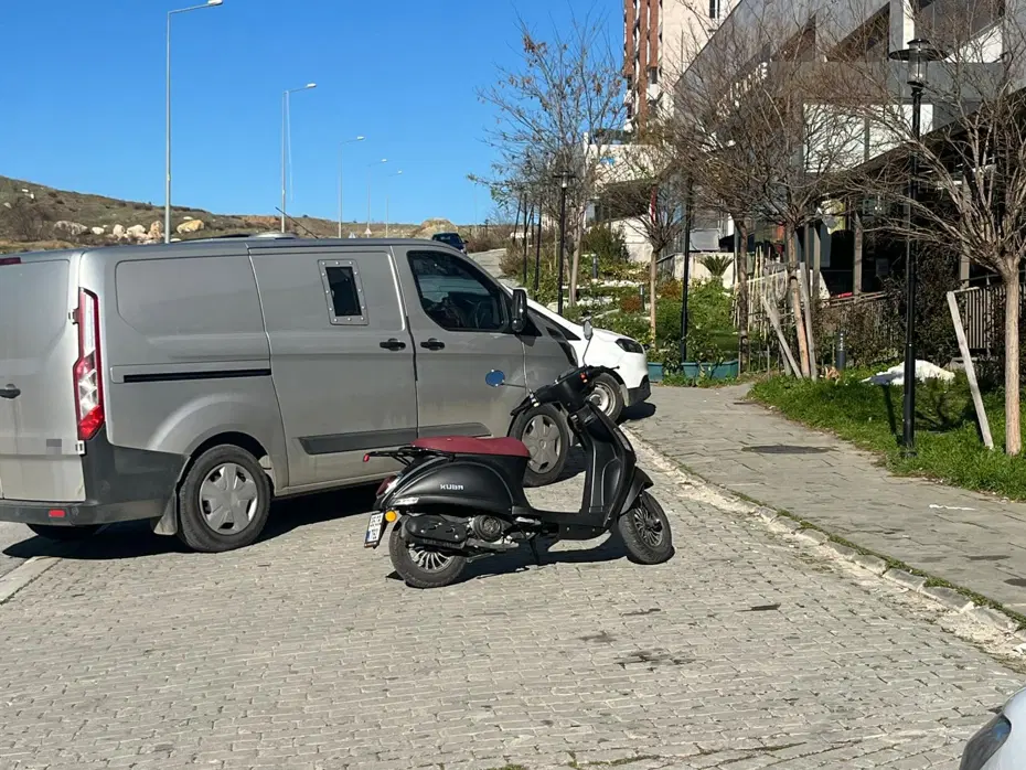 İzmir'de banka aracını soydular. Güvenlikleri kelepçeleyip 30 torba para çaldılar