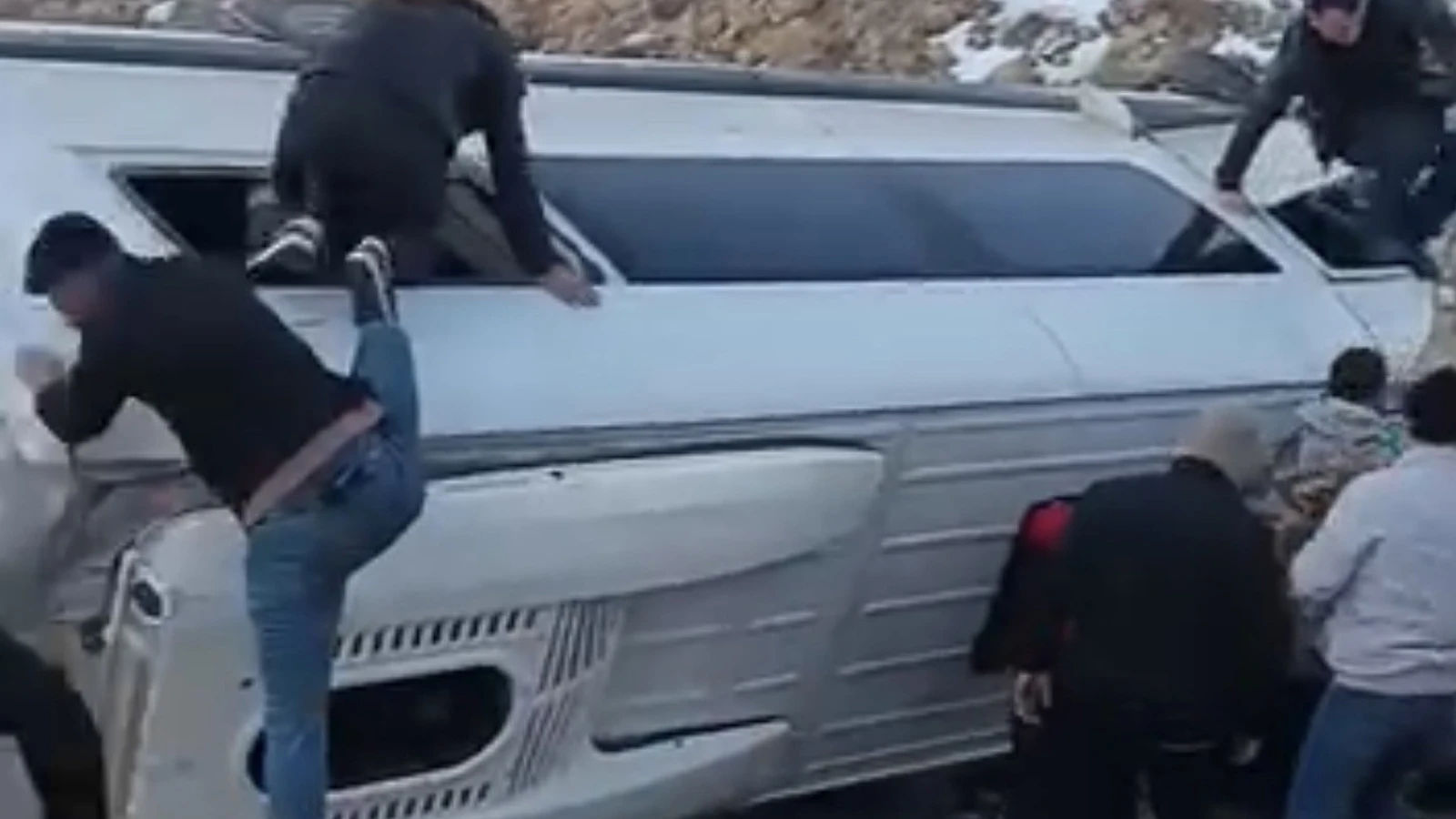 Gaziantep'te kontrolden çıkan işçi servisi şarampole devrildi! Çok sayıda yaralı var