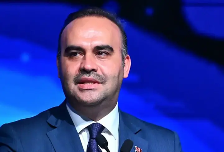 Bakan Kacır'dan Özel'e çekirgeli roket göndermesi