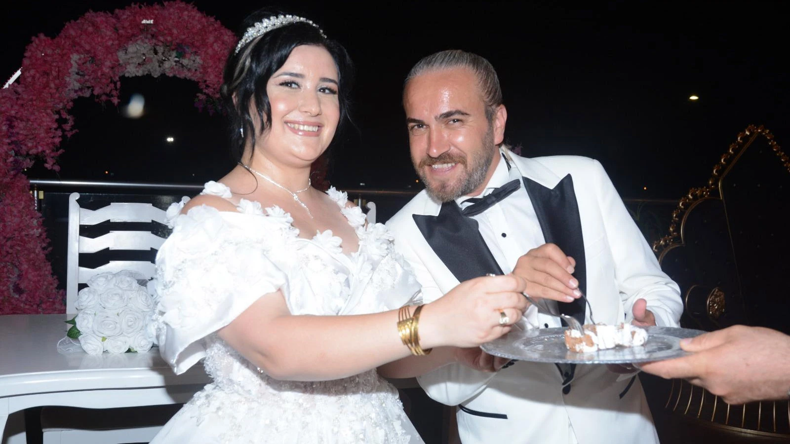 15 yıl önce kaçırarak evlendiği kocasıyla hayallerindeki düğünü yaptı