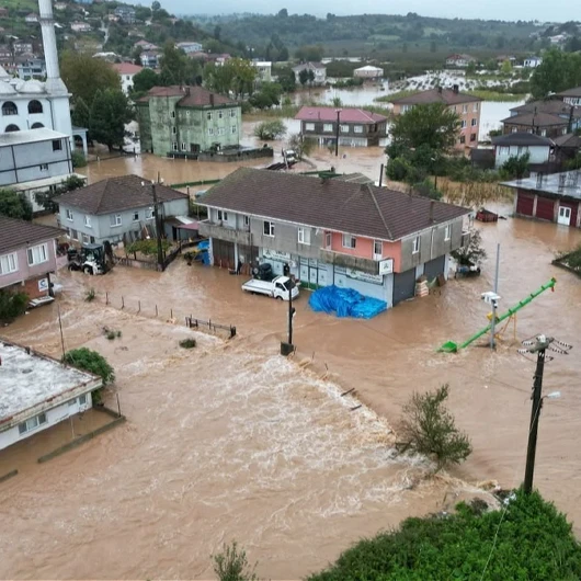 4 Gündür Süren Yağışın Ardından Mahalle Sular Altında Kaldı: Su Seviyesi 50 Santimetreye Ulaştı