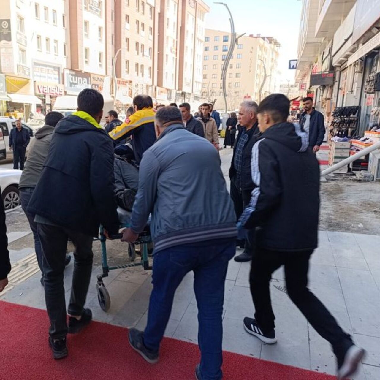 Giyim mağazasına silahlı saldırı! Ölü ve yaralılar var!