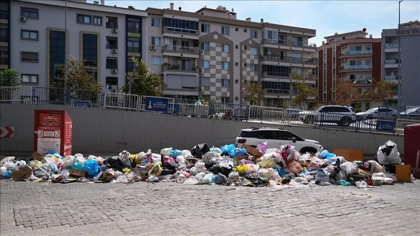 İzmir'in Karşıyaka ilçesinde vatandaşlardan biriken çöplere tepki