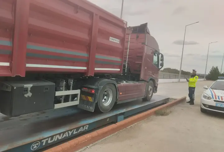 Edirne'de taşıma sınırını aşan kamyon sürücüsüne 25 bin 469 lira ceza