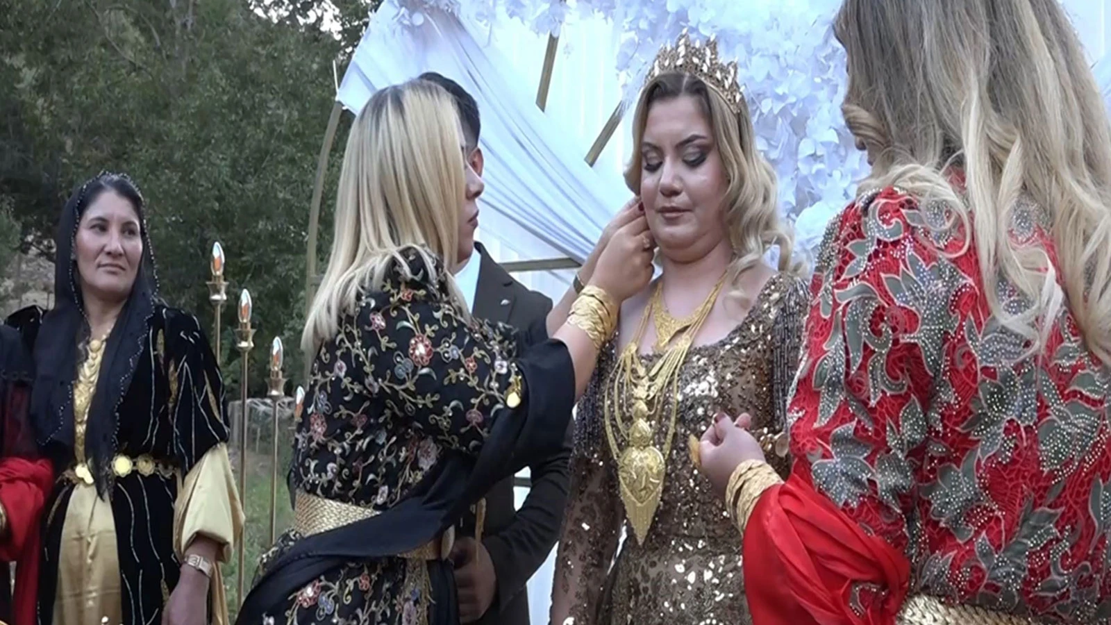 Şırnak’ta gelin ve damada 3 milyon TL ile 1,5 kilo altın takıldı