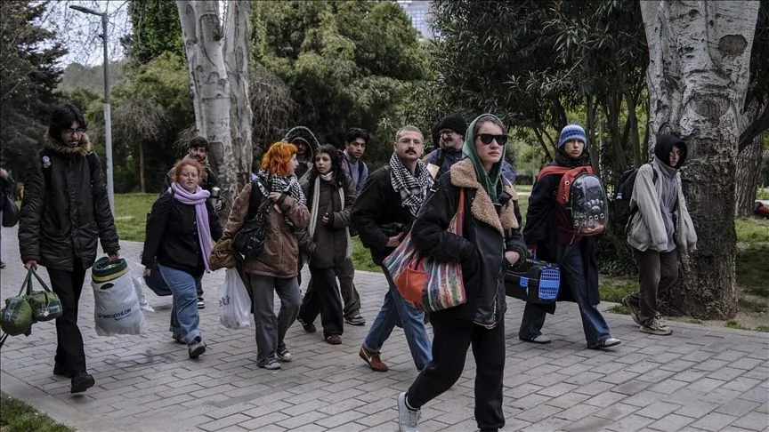 İstanbul'da bazı vatandaşlar deprem endişesiyle geceyi dışarıda geçirdi