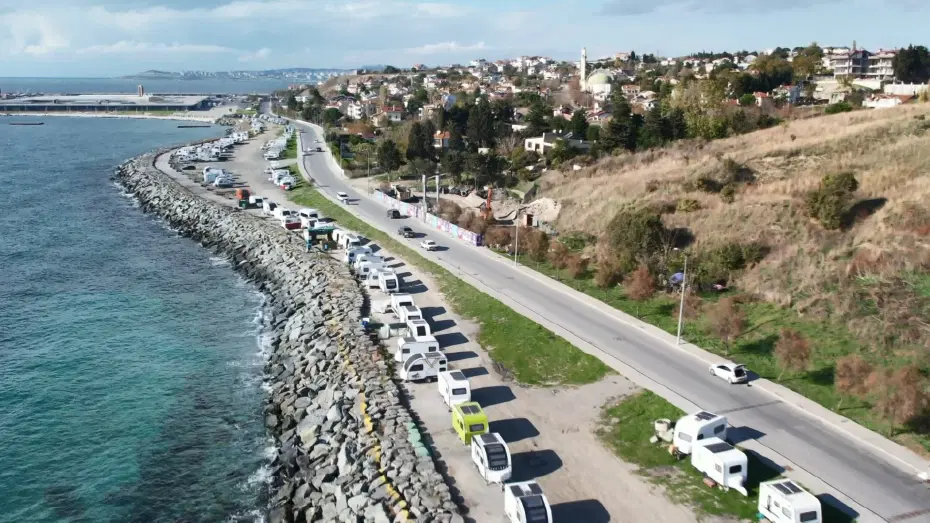 2,5 kilometrelik sahil şeridi karavan parkına döndü, Mahalleliden "kullanamıyoruz" isyanı