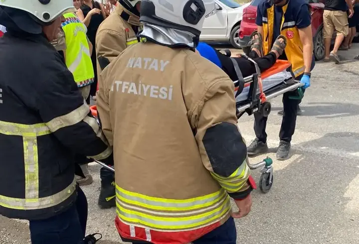 Hatay'da iki otomobilin çarpıştığı kazada 6 kişi yaralandı