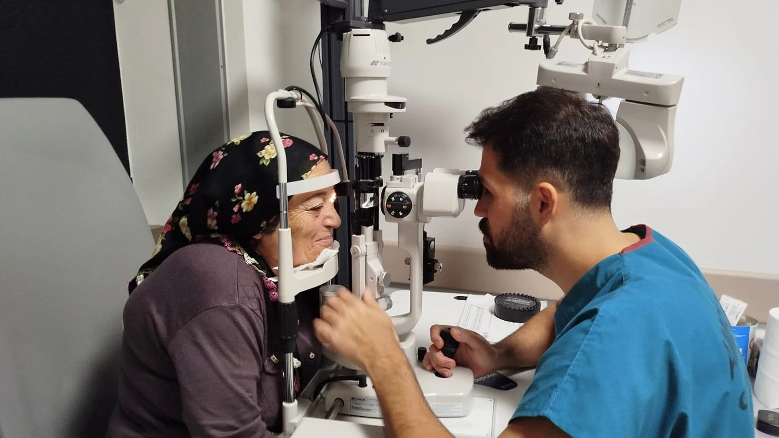 55 yıl önce kaybettiği görme yetisini ameliyatla yeniden kazandı