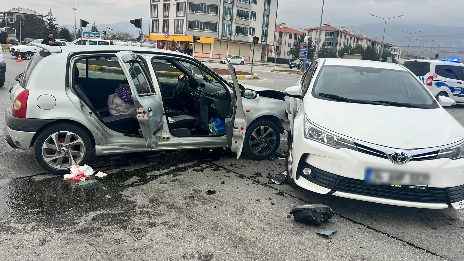 Erzincan’da iki otomobil çarpıştı! Yaralılar var