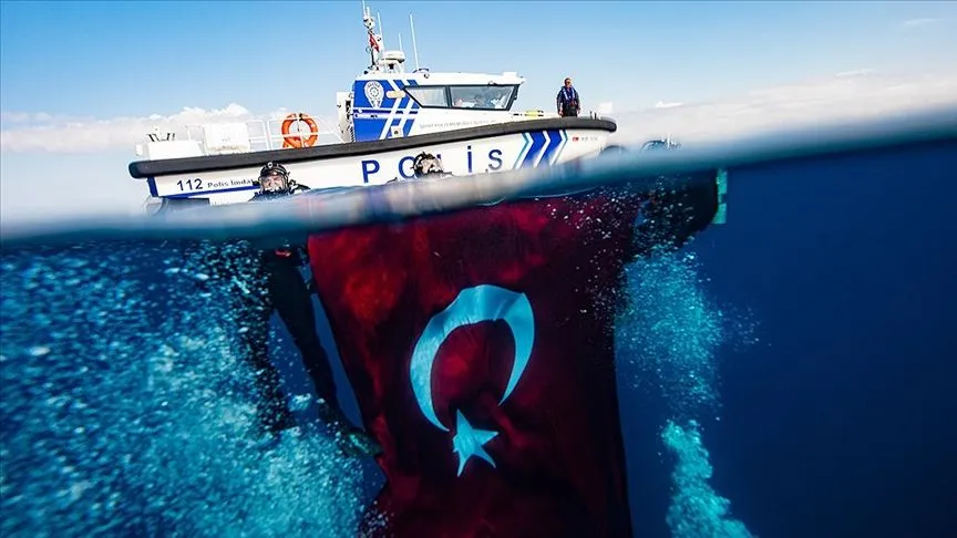 Deniz polisleri 29 Ekim'i su altında bayrak açarak kutladı