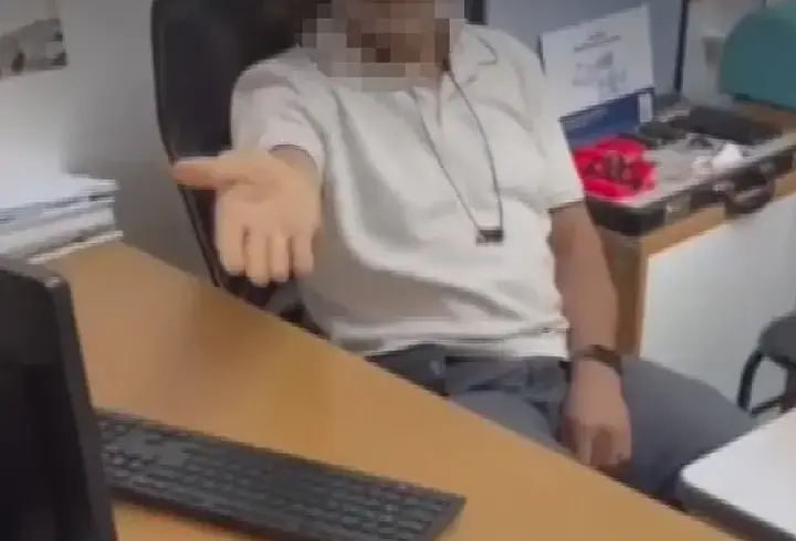 Hastasının kıyafetini 'açık' bulan doktor, muayeneyi reddetti; o anlar kamerada