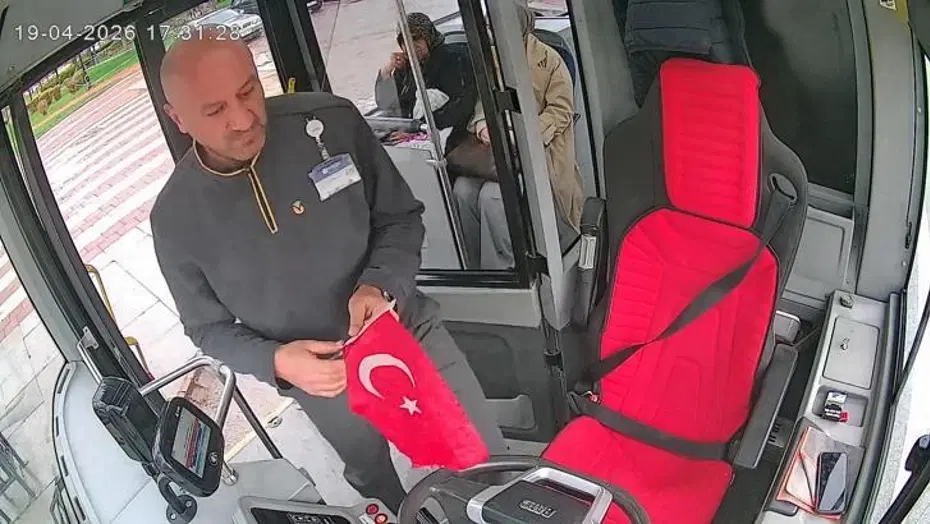 Yerdeki bayrağı görünce durdu: Otobüs şoföründen alkışlanacak davranış