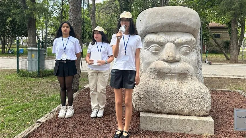 Antalya'da "küçük rehberler" turistlere kentin simgelerini tanıtıyor