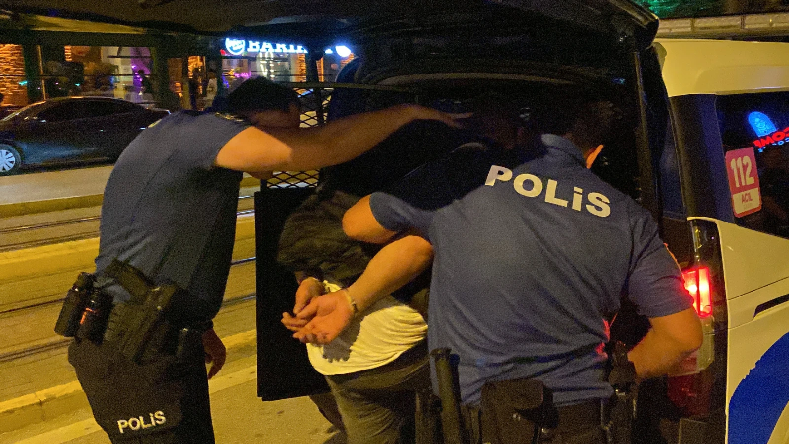 Eskişehir'de satırla çevreye saldıran şahıs gözaltına alındı