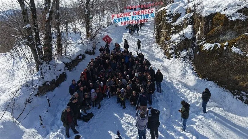 Ordu'da yaklaşık 100 kişinin tek sıra halinde karda kayması renkli görüntüler oluşturdu