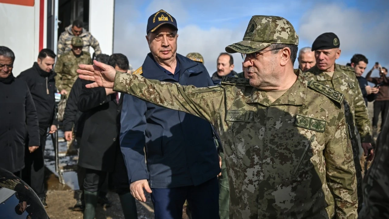 Genelkurmay Başkanı Bayraktaroğlu'ndan uçak kazası bölgesinde inceleme