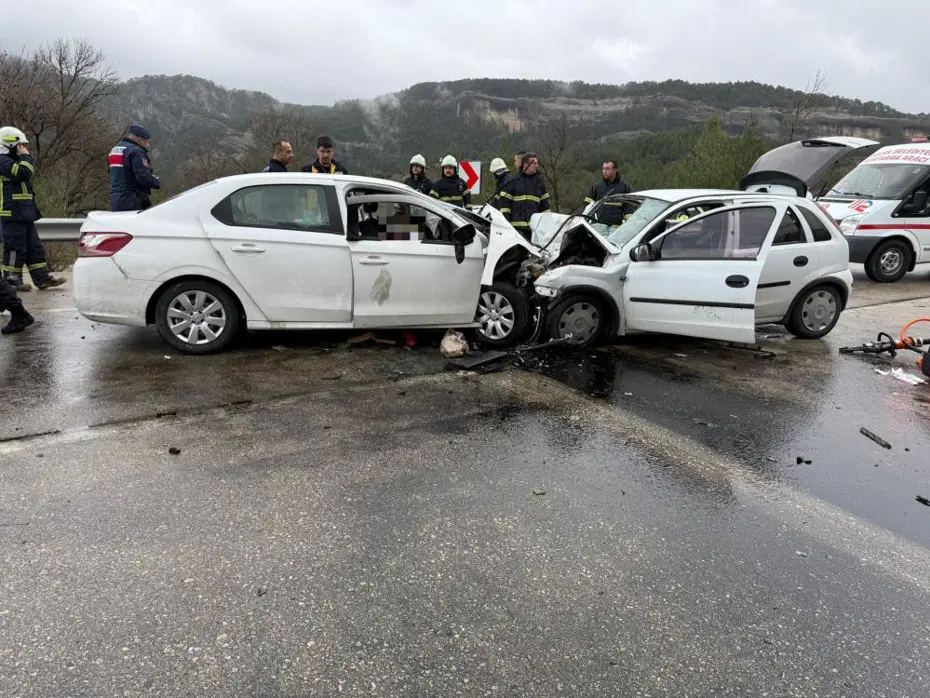 Burdur'da iki otomobil kafa kafaya çarpıştı. Yedi can kaybı var
