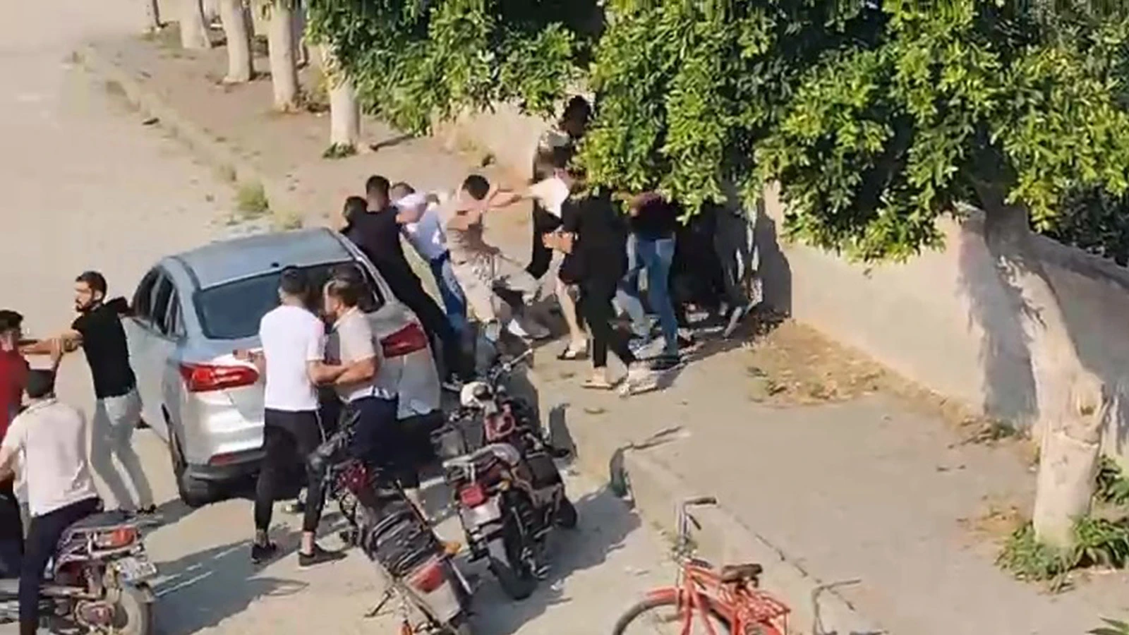 Bayram günü meydan savaşı gibi kavga! O anlar kamerada