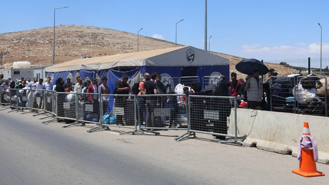 Bayramı öncesi Cilvegözü'nde Suriyelilerin dönüş yoğunluğu