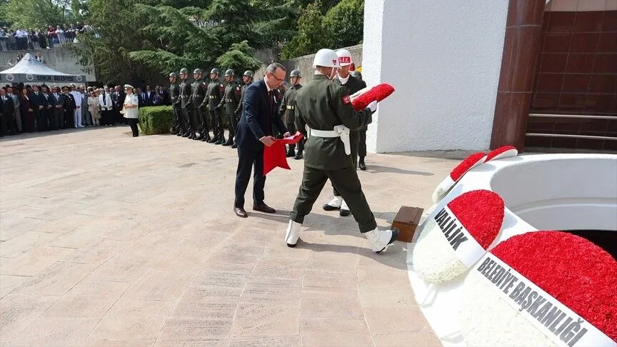 Türkiye'nin üçüncü Cumhurbaşkanı Celal Bayar vefatının 40. yılında kabri başında anıldı