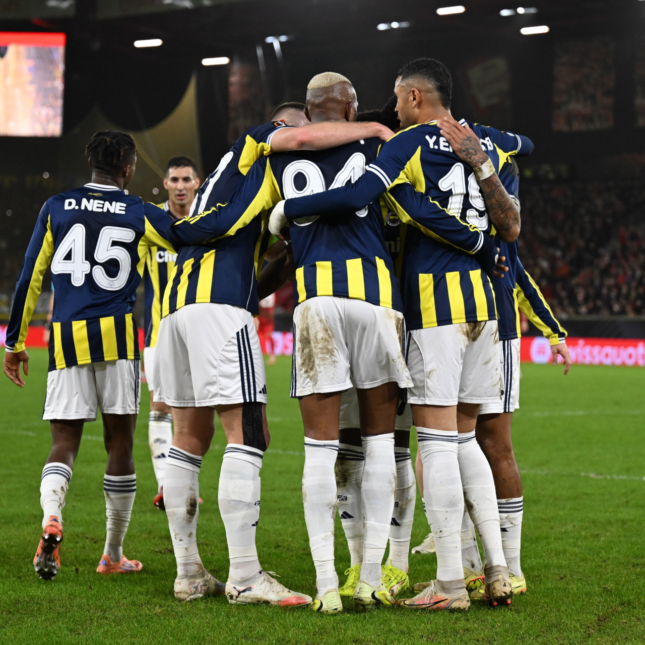 Fenerbahçe'nin ilk yarı karnesi: 20 yıl sonra ilk!