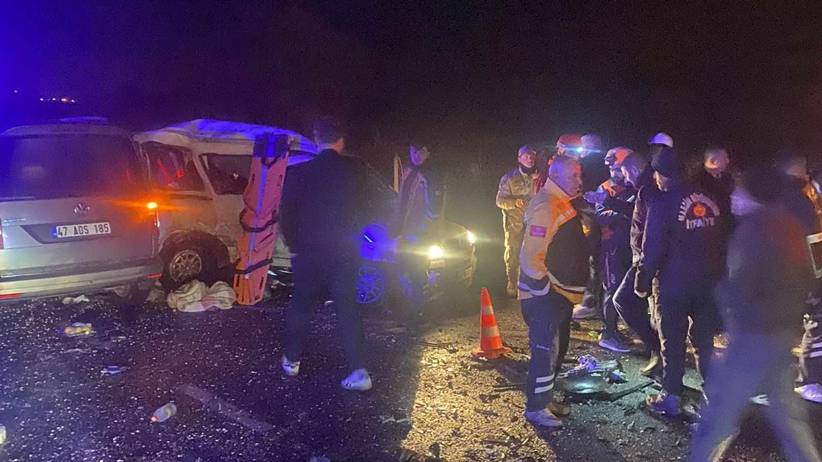 3 aracın birbirine girdiği kazada can pazarı: Çok sayıda ölü ve yaralı var