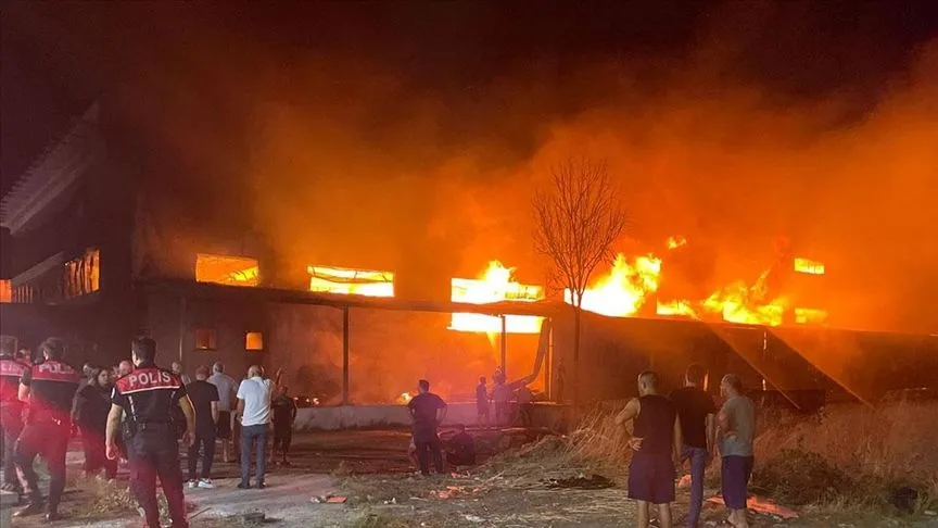 İzmir'de mobilya fabrikasında çıkan yangın kontrol altına alındı