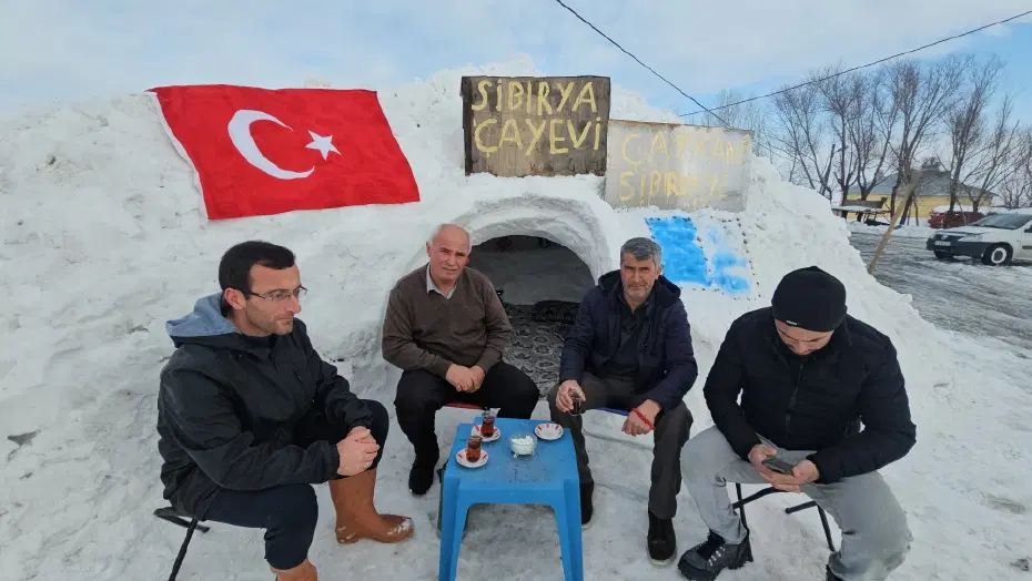 Bu da Bitlis tarzı iglo. Kardan çay evi yaptı, ismini "Sibirya" koydu